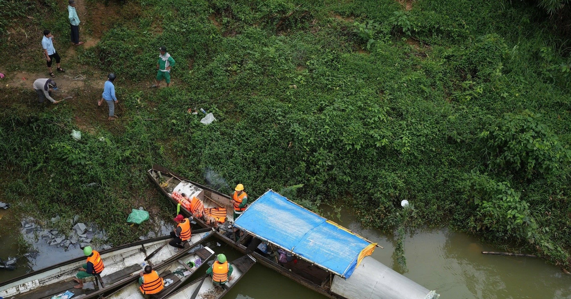 Tìm thấy 2 nạn nhân mất tích trong vụ xe chở rác rơi xuống sông