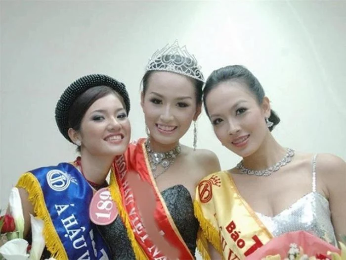 Mai Phuong Thuy emotionally recalls the moment of being crowned Miss Vietnam 2006.