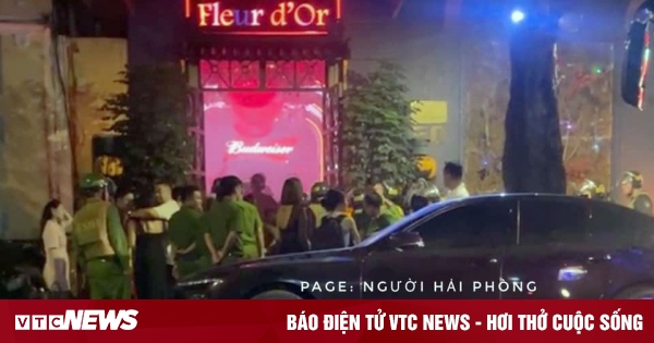 Polizei durchsucht Bar in Hai Phong und stellt fest, dass 59 Personen positiv auf Drogen getestet wurden