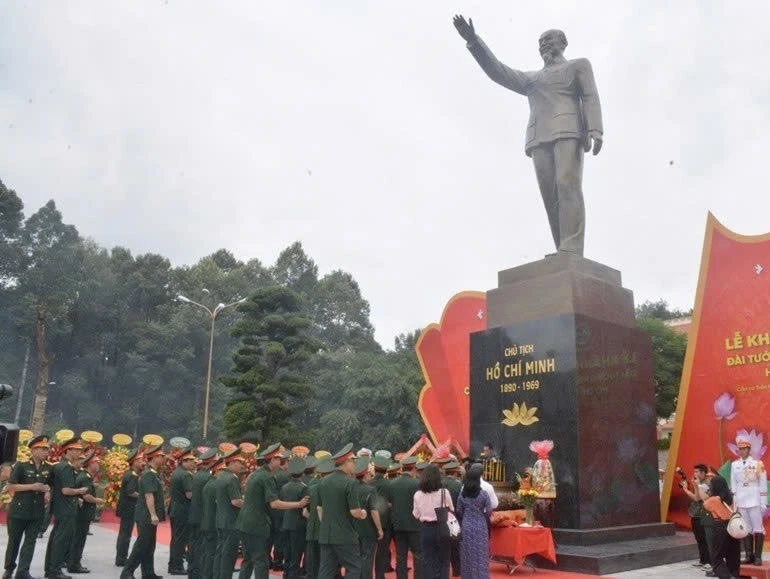 Ceremonia de inauguración del monumento conmemorativo del presidente Ho Chi Minh, foto 2