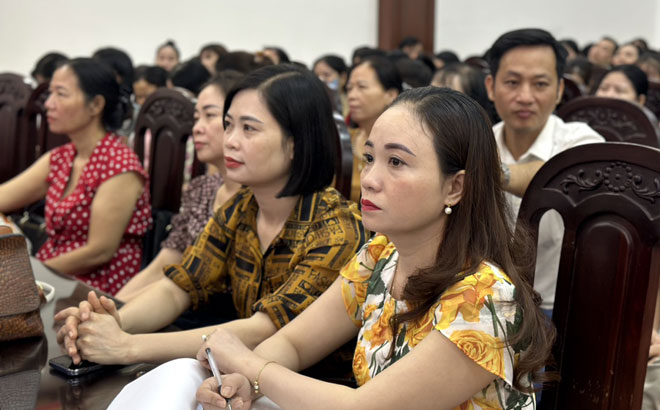 Managers and teachers of preschool and general education facilities in Yen Binh district at the district center bridge.