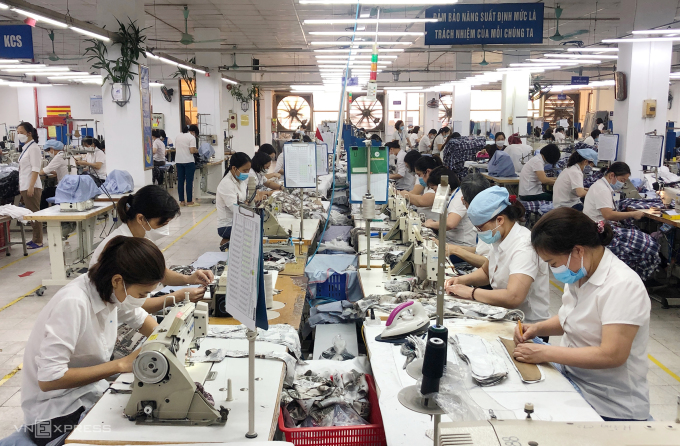 Travail en équipe sur la ligne de production de chemises de la société May 10 (Hanoï). Photo : Hong Chieu