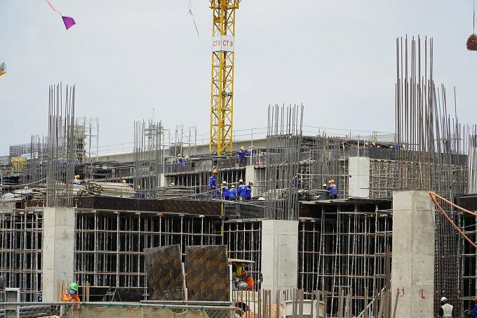 Công nhân thi công tại dự án ga T3 sân bay Tân Sơn Nhất, sáng 14/3. Ảnh: Gia Minh