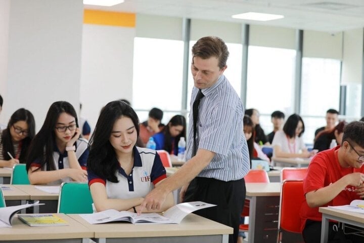 많은 학교에서 영어 교육을 실시하고 있습니다. (삽화)