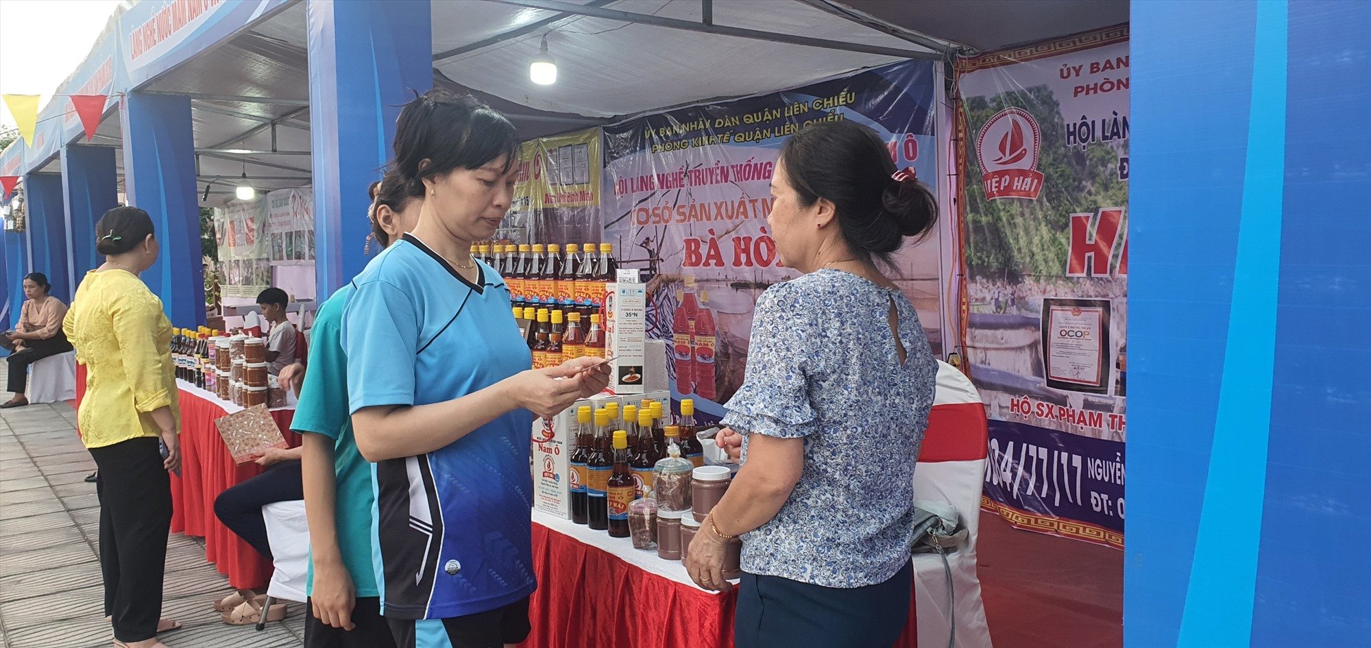 Promoting Nam O fish sauce products, OCOP products to tourists. Photo: Mai Huong