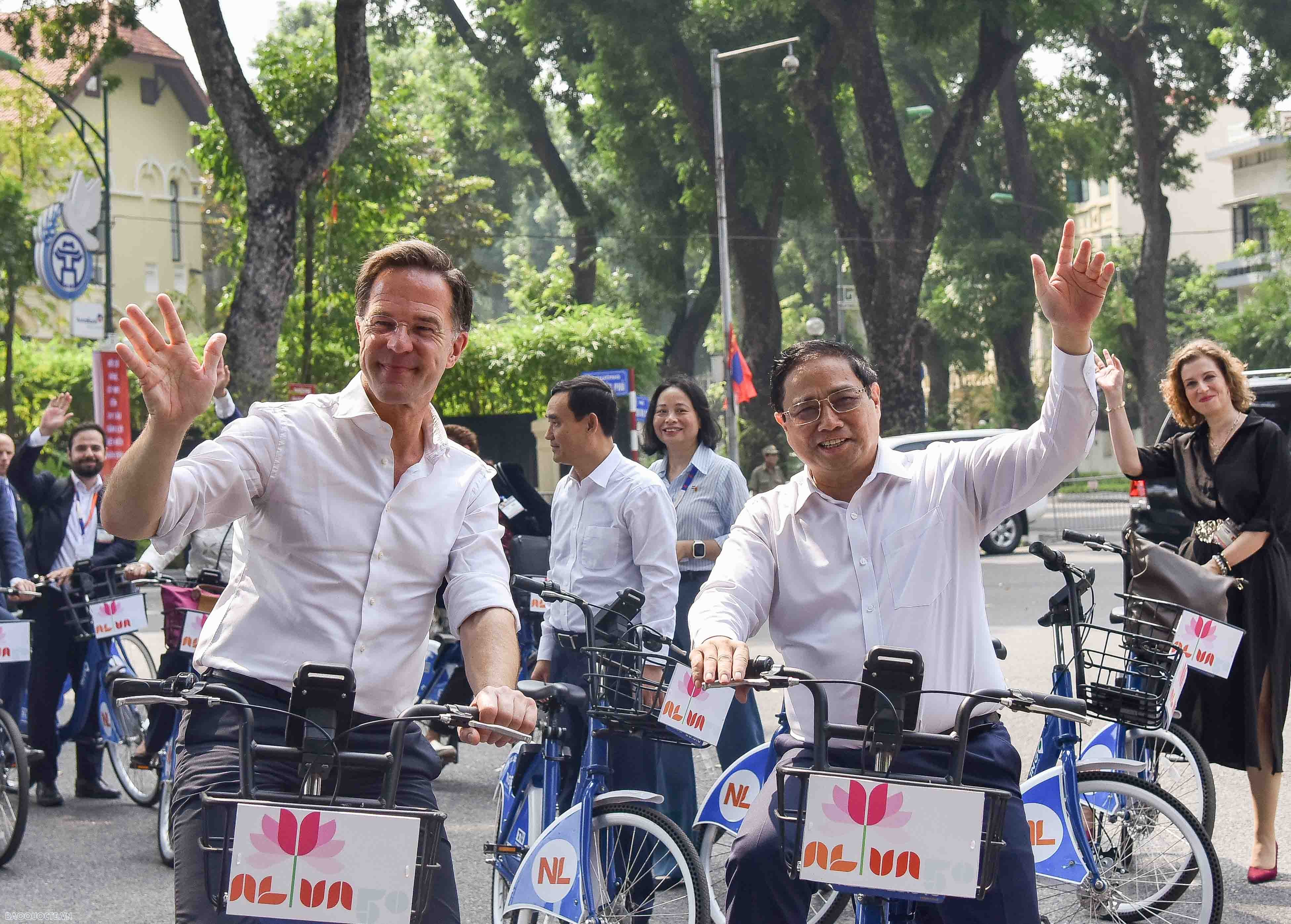 Thủ tướng Phạm Minh Chính và Thủ tướng Mark Rutte đạp xe ngắm phố phường Hà Nội