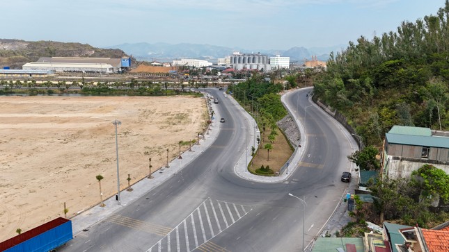 Gros plan du terrain pour construire un centre commercial de 5 200 milliards de VND à Ha Long, photo 7