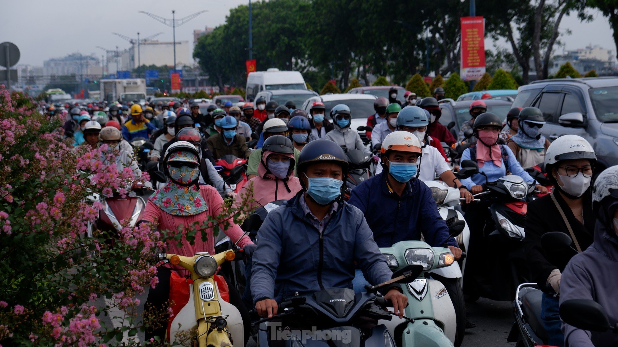 Đường phố TPHCM chật cứng người, xe trong ngày đầu đi làm sau lễ ảnh 8