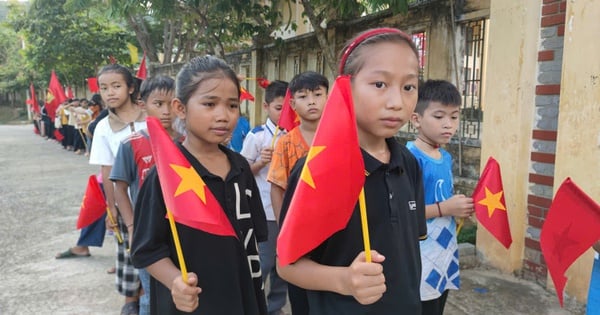 Học sinh vùng cao Tương Dương vượt núi, băng rừng đến ngày khai giảng