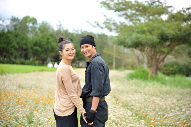 Huy Khanh denies rumors of divorce from Mac Anh Thu after 12 years together.