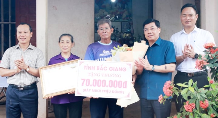 Athlete Nguyen Thi Oanh was awarded an additional social housing house - 1