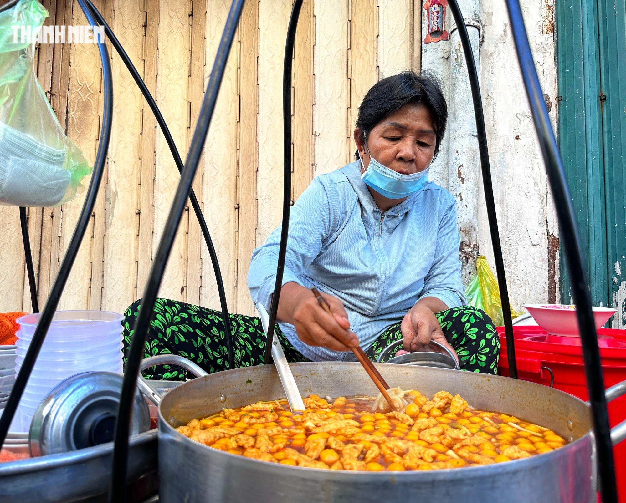 Gánh bánh canh 35 năm TP.HCM, bán hồi bà chủ còn… mắc cỡ: '10.000 đồng cũng bán!' - Ảnh 1.