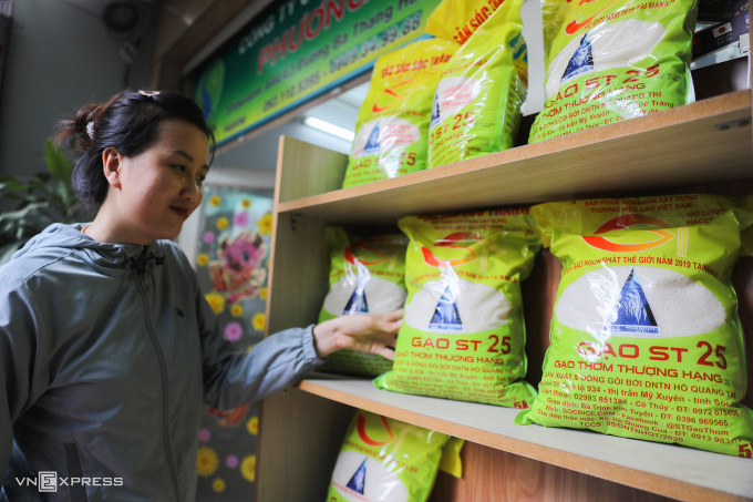 Arroz vendido en los estantes de los supermercados en la ciudad de Ho Chi Minh. Foto: Quynh Tran