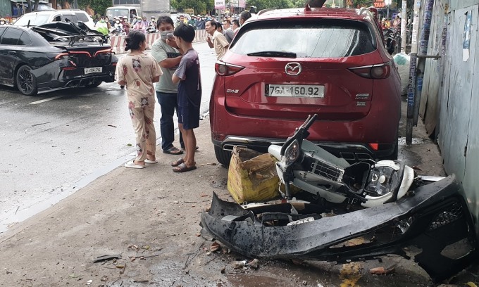 تعرضت الدراجة النارية لأضرار بسبب سيارة. الصورة: تاي ها