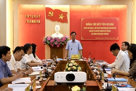 Le président du Comité populaire provincial, Bui Van Quang, a travaillé avec le district de Thanh Ba sur la construction d'un nouveau district rural.