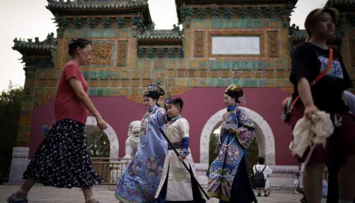 Qing Dynasty Scenes 'Recreated' by Tourists in the Forbidden City