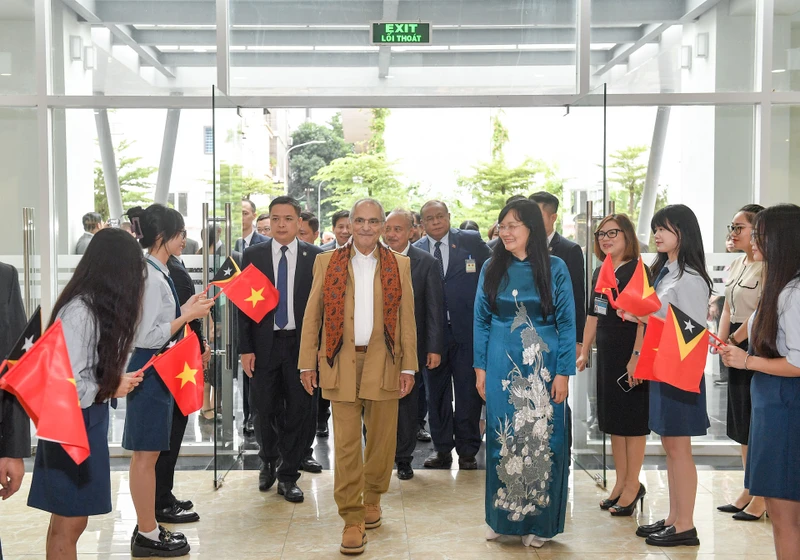 Cán bộ giảng viên và sinh viên Học viện Ngoại giao chào đón Tổng thống Timor Leste José Ramos-Horta.