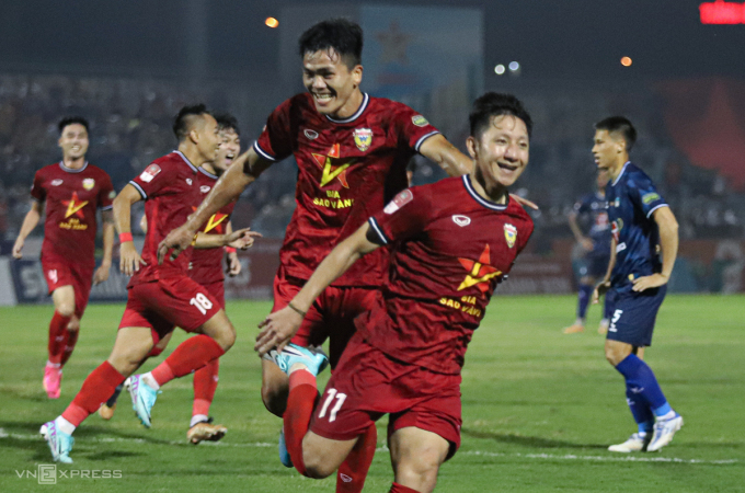 Dinh Tien (No. 11) celebrates after scoring the opening goal. Photo: Duc Hung