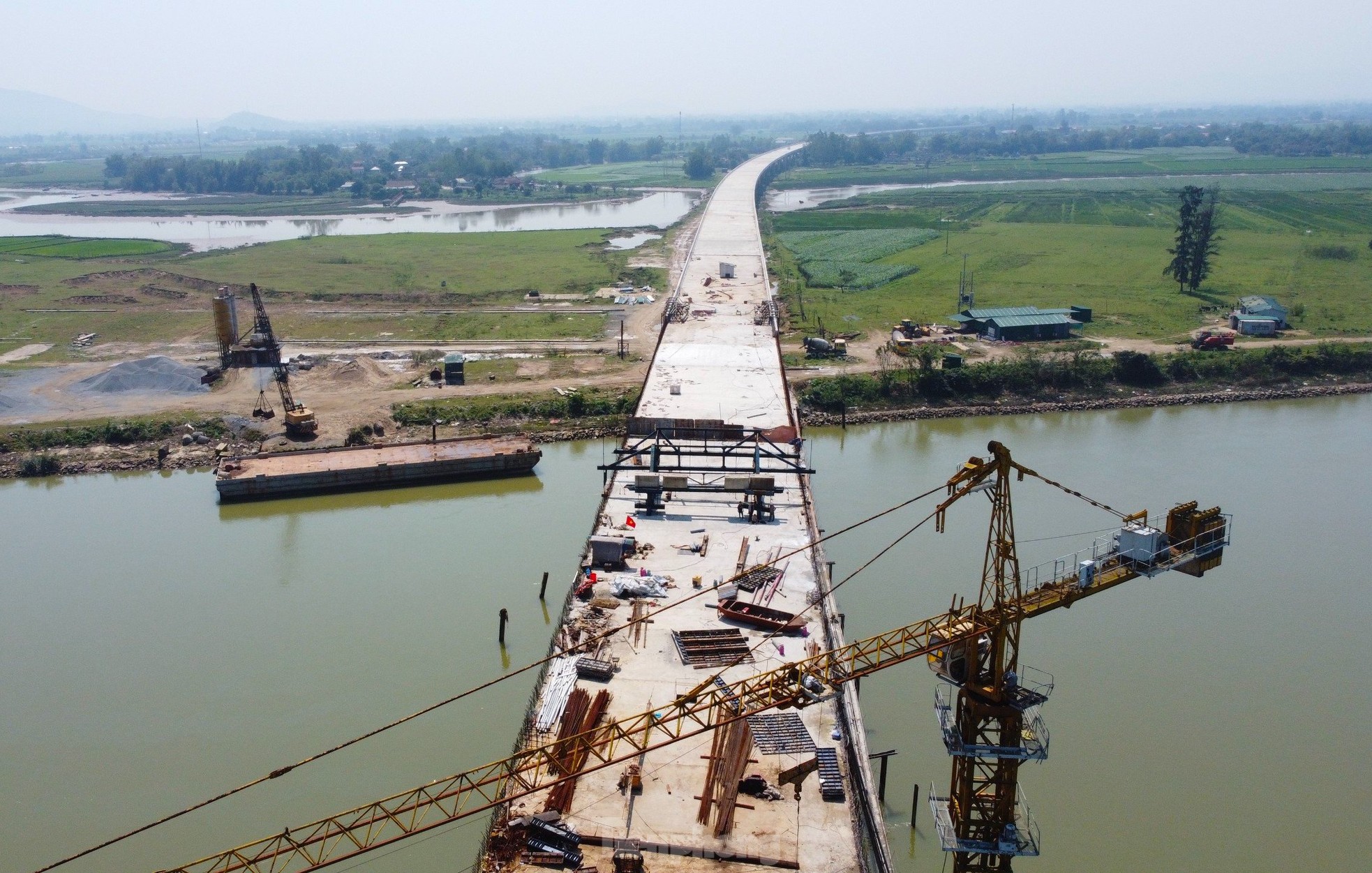 The bridge over the river connecting Nghe An and Ha Tinh provinces before the day of completion photo 12