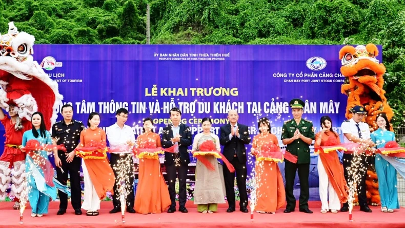 Thua Thien Hue welcomes cruise ship carrying more than 3,000 passengers to Chan May port photo 2