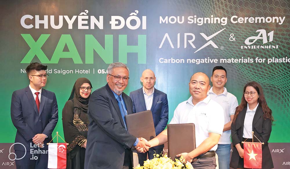 منذ تأسيسها، حققت شركة AirX Carbon العديد من الإنجازات، مثل الحصول على المركز الثاني في Techfest Vietnam 2023، والفوز بتحدي Net Zero 2023...، مما جذب انتباه العديد من المستثمرين المحليين والدوليين. لتوسيع نطاقها وتحقيق أهدافها، تعمل AirX Carbon مع العديد من صناديق الاستثمار للحصول على جولة تمويلية أولية تبلغ قيمتها حوالي 2 مليون دولار.