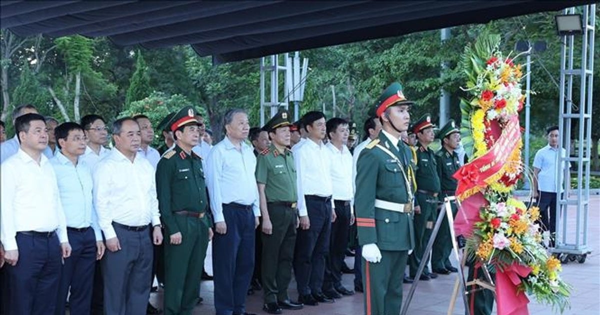 Generalsekretär und Präsident To Lam opfert Weihrauch zum Gedenken an die heldenhaften Märtyrer in Quang Tri