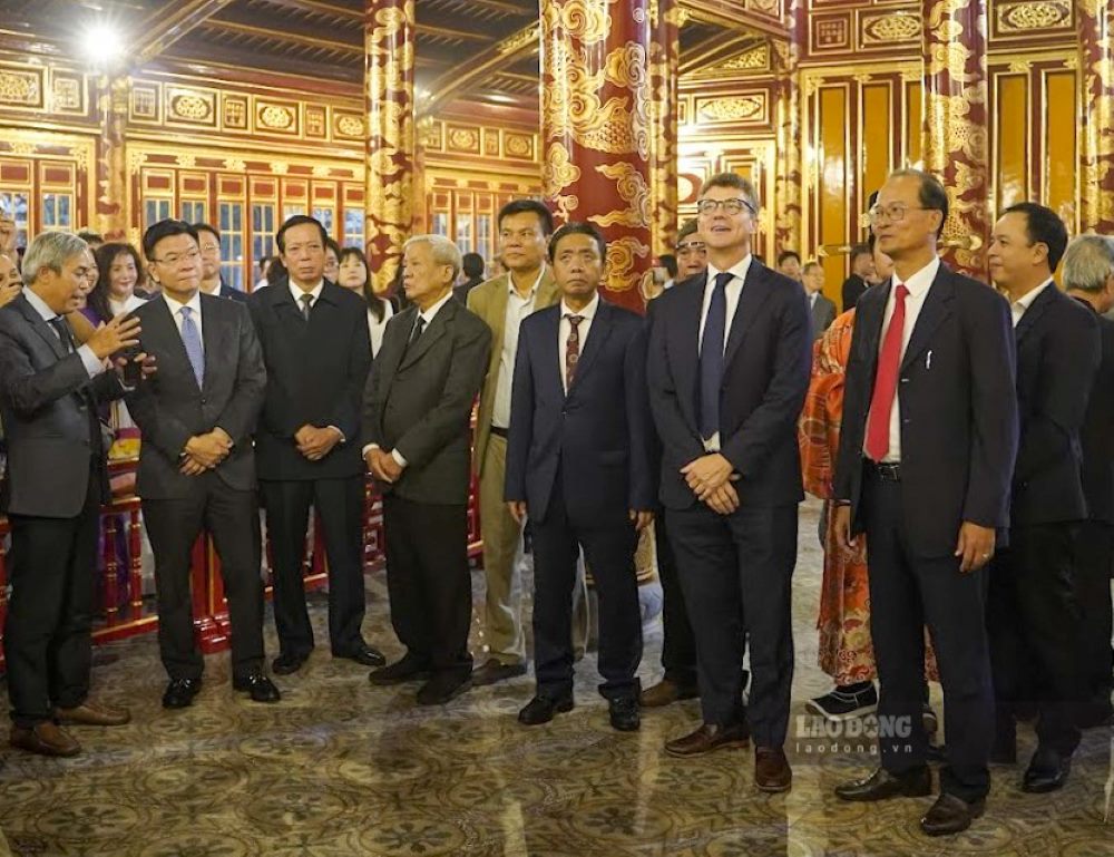 Organizers and visitors visit Thai Hoa Palace. Photo: Nguyen Luan.