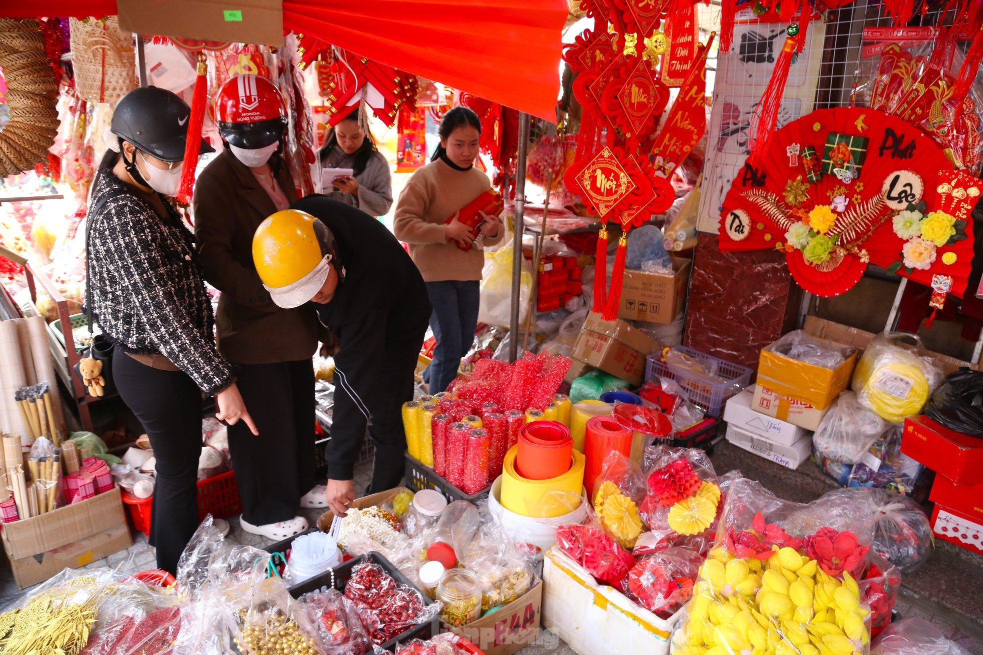 La primavera llega radiante a la calle más grande que vende decoraciones para el Tet en Nghe An. Foto 10