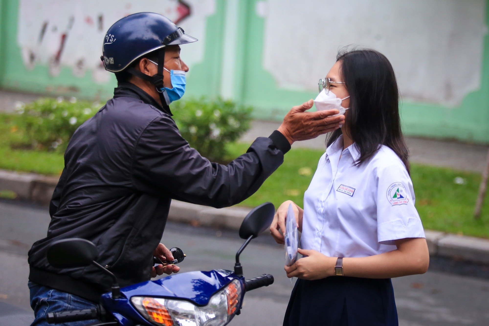 Con bật khóc sau giờ thi văn vào lớp 10: Ba, mẹ ở đây rồi! - Ảnh 7.