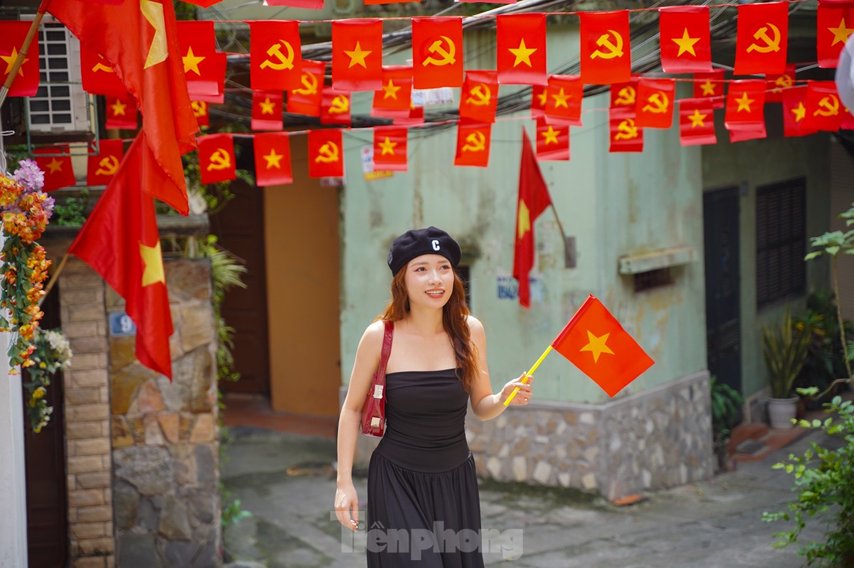 Hanoians leisurely stroll and sightsee during Independence Day holiday photo 11