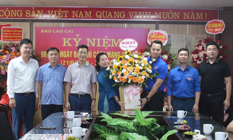 Agencies, units and localities congratulate Lao Cai Newspaper on the 98th anniversary of Vietnam Revolutionary Press Day photo 18