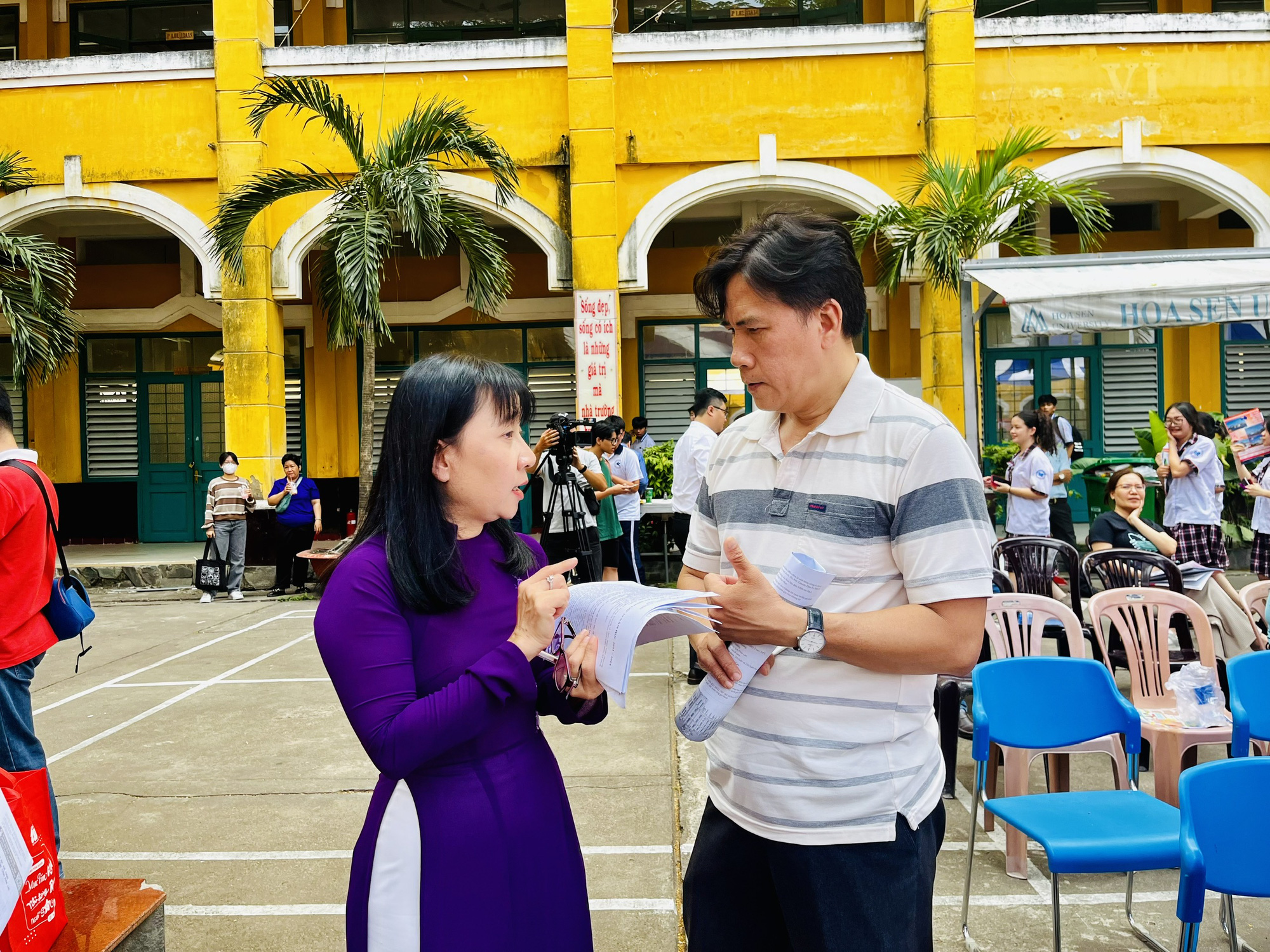 Phụ huynh hỏi trực tiếp với các thầy cô trong ban tư vấn - Ảnh: MỸ DUNG