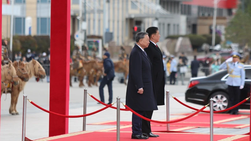 Ceremonia de bienvenida del Secretario General y Presidente To Lam en visita de Estado a Mongolia