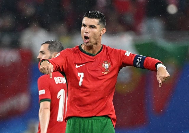 Bạn gái nóng bỏng bay sang Đức cổ vũ Ronaldo, HLV  Martinez tiết lộ một sự thật- Ảnh 1.