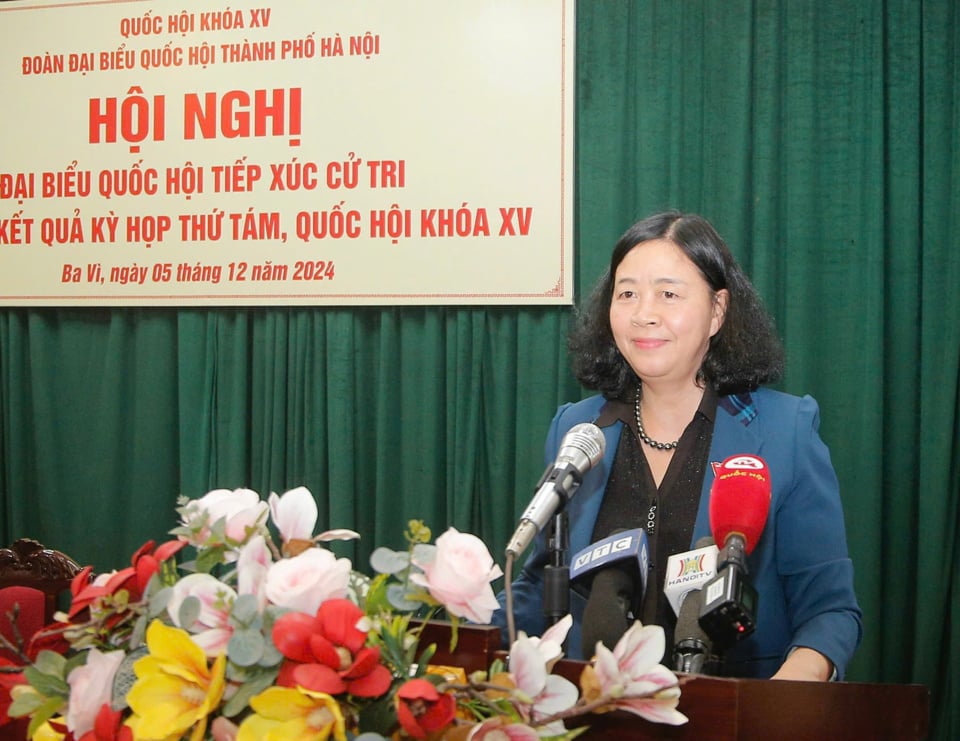 Hanoi Party Secretary Bui Thi Minh Hoai speaks and exchanges with voters.