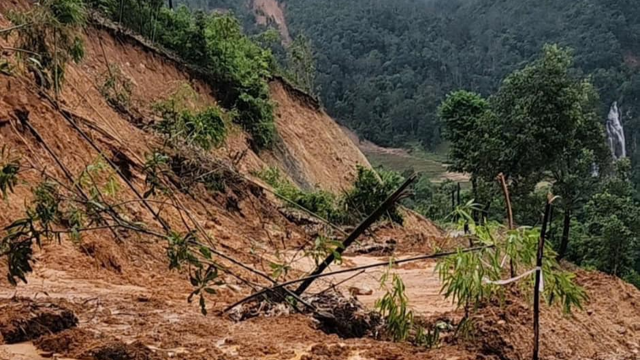 Heavy rain at night, some places flooded, landslides