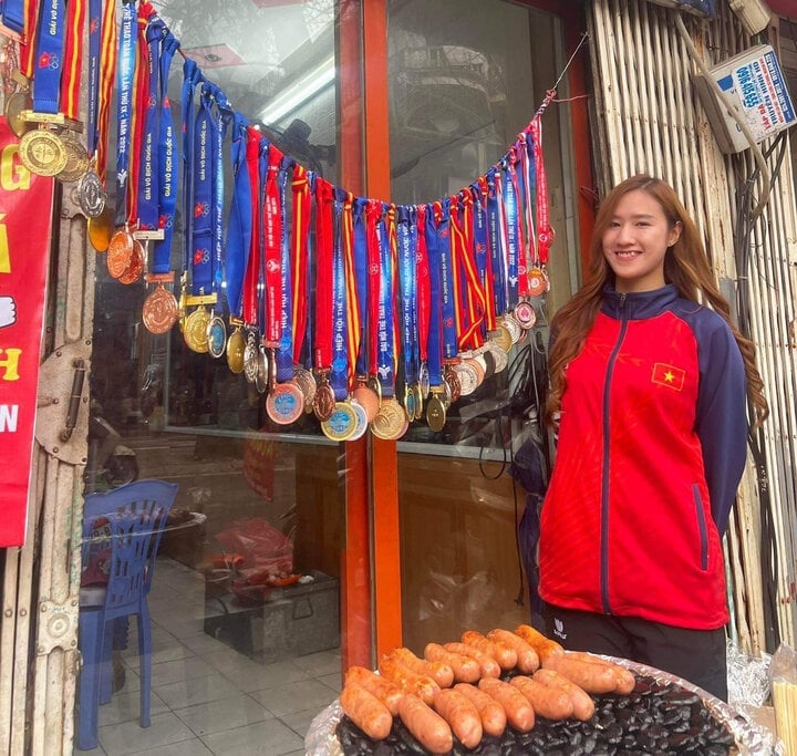 Phuong Anh colgó las medallas que ganó junto a la tienda de salchichas.