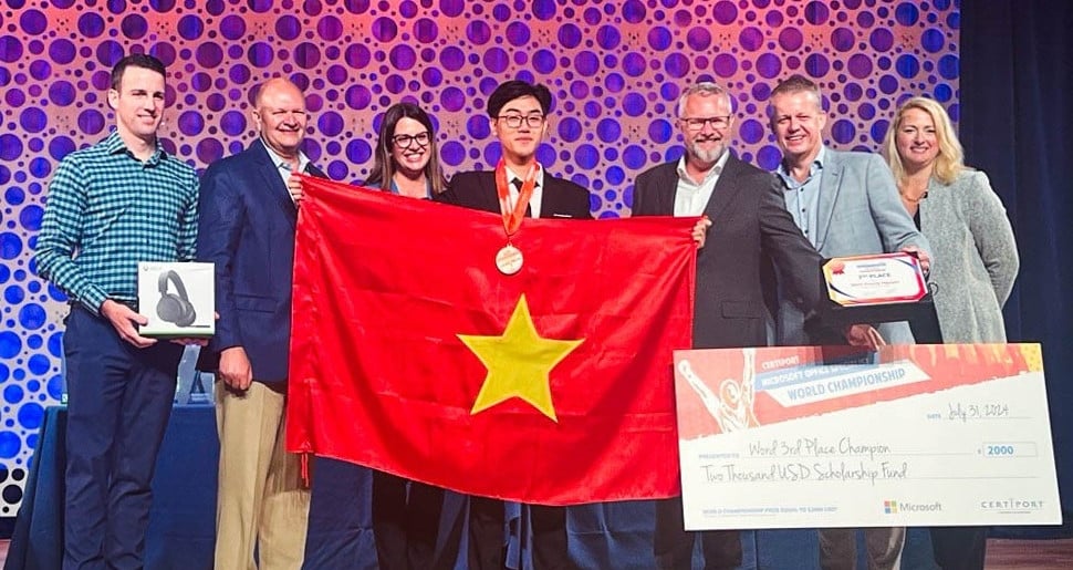 Vietnam won bronze medal in office informatics and world graphic design