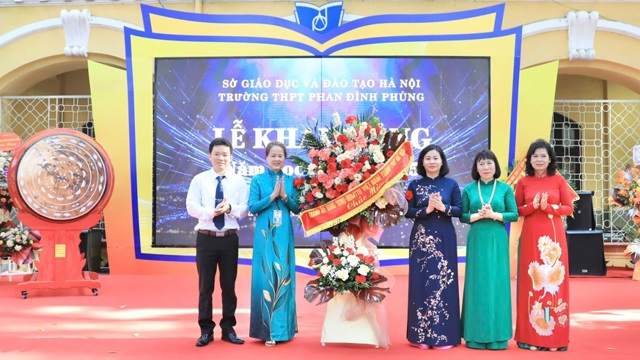 Hanoi Standing Deputy Secretary attends the opening ceremony at Phan Dinh Phung High School