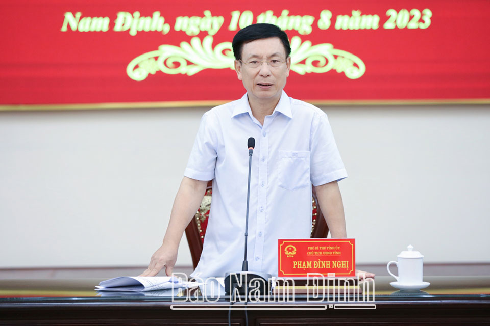 Le camarade Pham Dinh Nghi, secrétaire adjoint du Comité provincial du Parti et président du Comité populaire provincial, a prononcé un discours de clôture lors de la conférence.