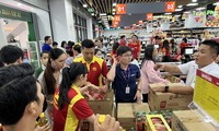 Reasons why supermarkets in Ho Chi Minh City are crowded with shoppers