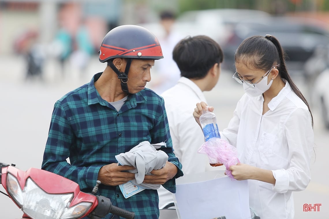 Acompañando a los estudiantes de Ha Tinh