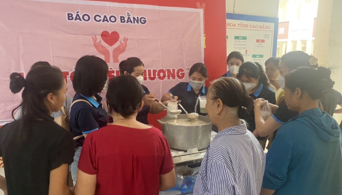 Ассоциация журналистов газеты «Cao Bang» организует благотворительную раздачу каши для пациентов