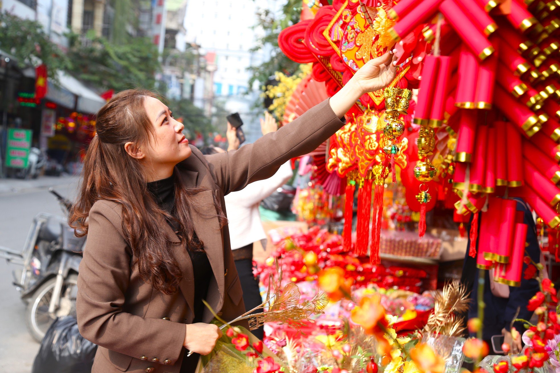 La primavera llega radiante a la calle más grande que vende decoraciones para el Tet en Nghe An. Foto 6