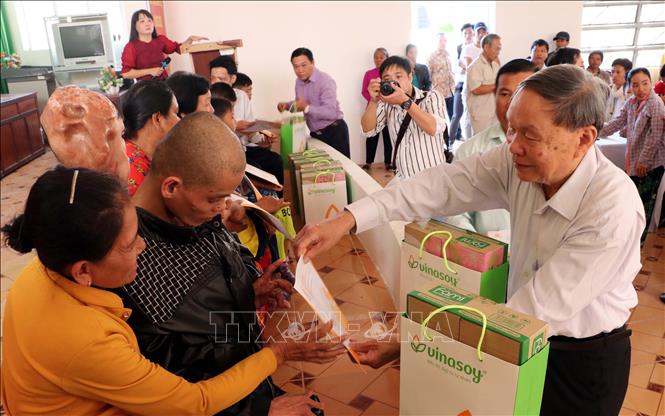 Chủ tịch Hội Nạn nhân da cam/dioxin Việt Nam Thượng tướng Nguyễn Văn Rinh trao các phần quà hỗ trợ nạn nhân da cam.