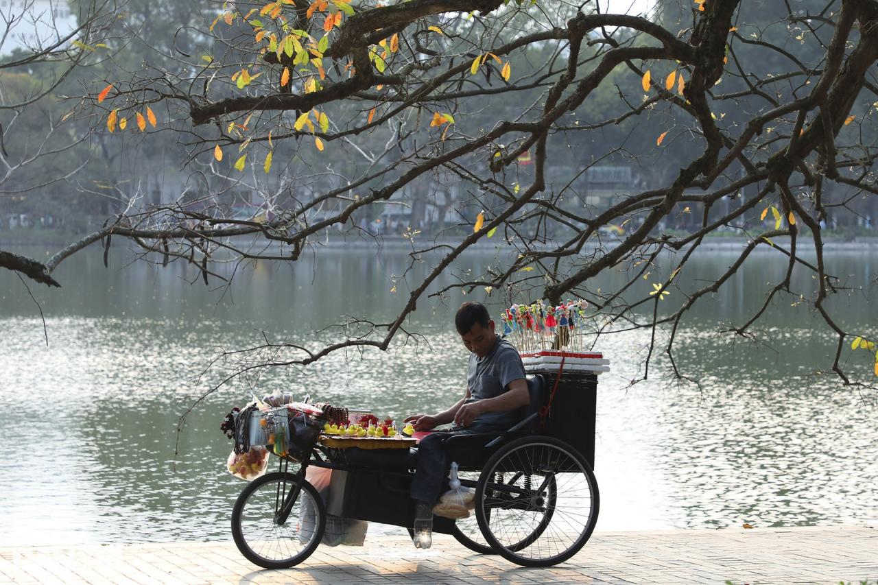 ハノイの紅葉シーズンの奇妙に美しい街角 - 3 Những góc phố đẹp lạ trong mùa cây lá đỏ ở Hà Nội - 3