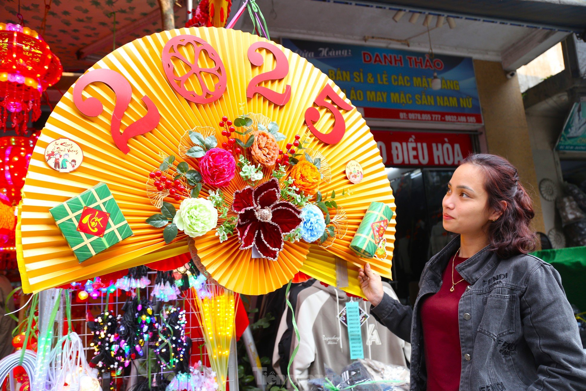 La primavera llega radiante a la calle más grande donde se venden decoraciones para el Tet en Nghe An, foto 5