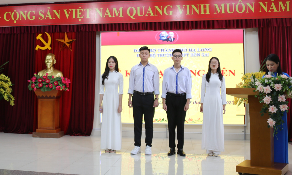 Trường THPT Hòn Gai kết nạp 4 đảng viên là học sinh