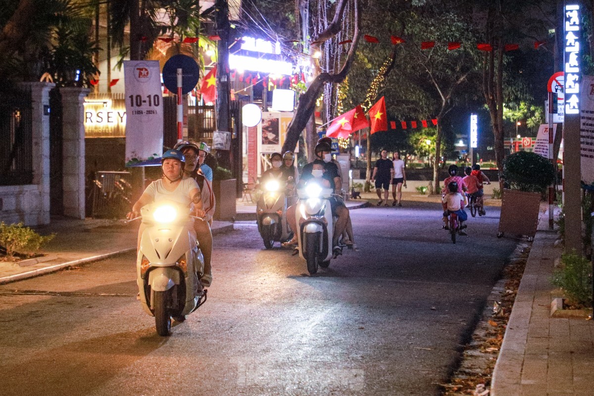 People spread mats and set up tables to drink coffee in the middle of Ngoc Khanh Lake walking street photo 10