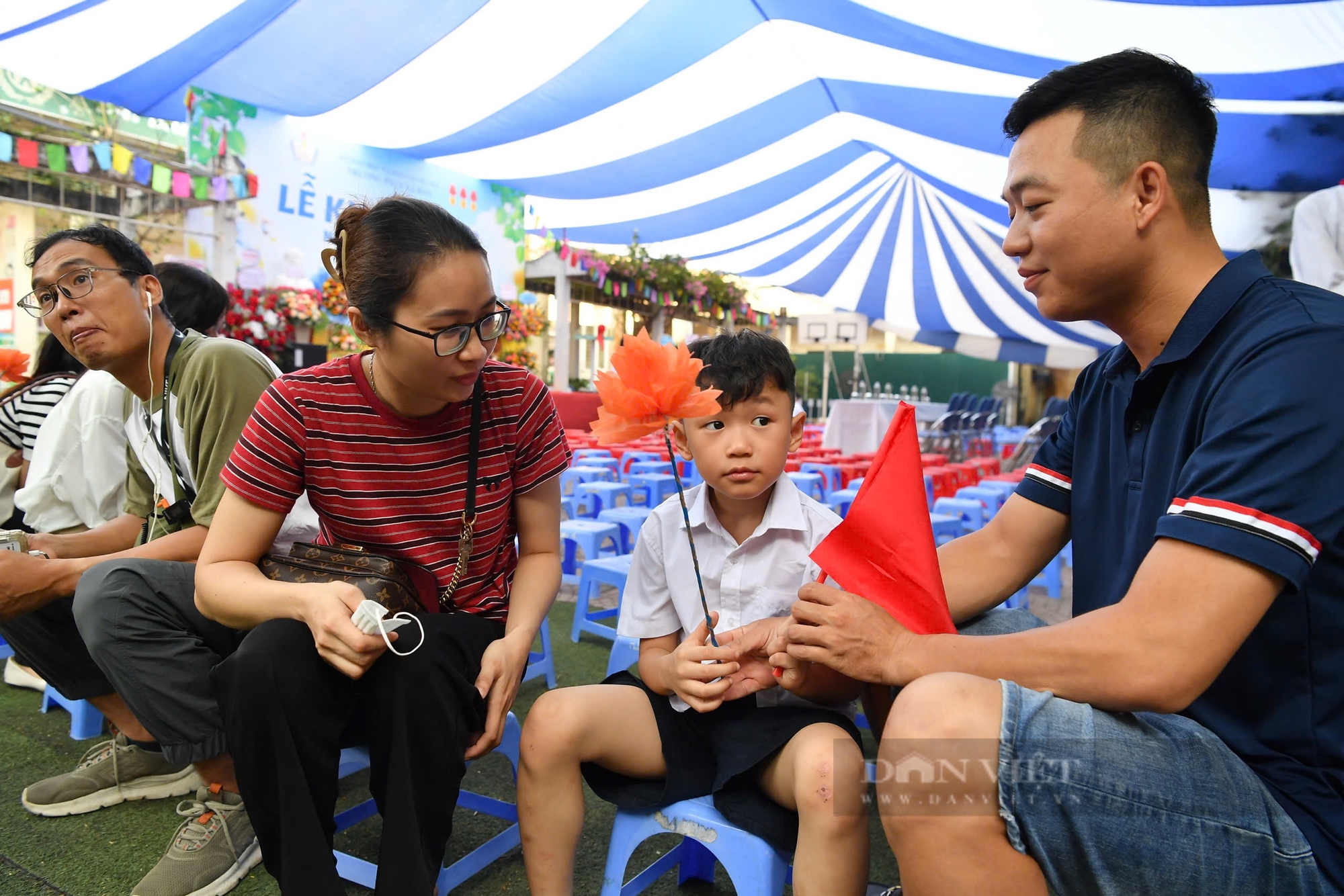 Lễ khai giảng tại ngôi trường đặc biệt nhất Hà Nội: Học sinh dùng tay 